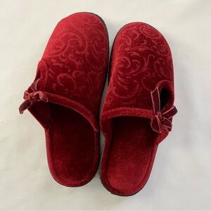 Isotoner Valerie Scarlet Red Velour Hoodback Clog Slippers Size 7.5/8